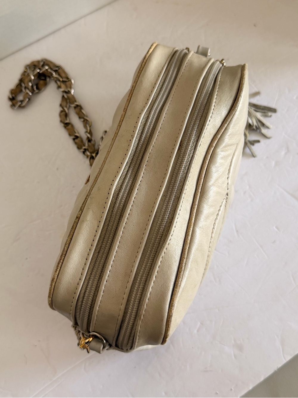 CHANEL Quilted Shoulder Bag in Pearl White with Gold Hardware - Picture 5 of 11